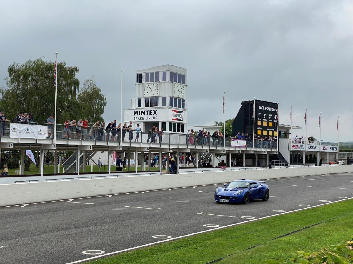 לינה וארוחת בוקר צ'יצ'סטר Flint House - Goodwood Events מראה חיצוני תמונה