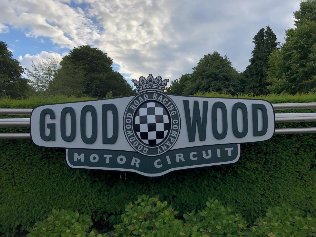 לינה וארוחת בוקר צ'יצ'סטר Flint House - Goodwood Events מראה חיצוני תמונה